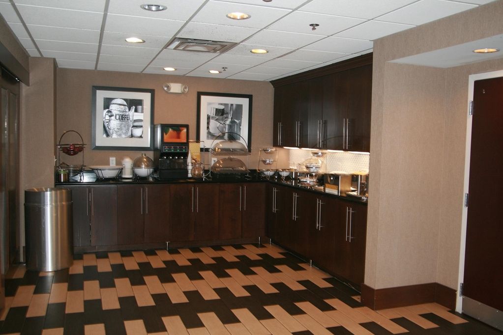 Hampton Inn & Suites Columbus Гілліард Ресторан фото
