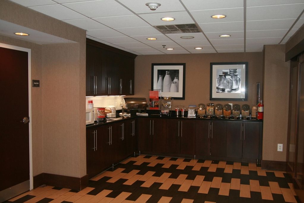 Hampton Inn & Suites Columbus Гілліард Ресторан фото